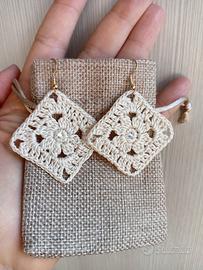 orecchini  all'uncinetto quadrati beige