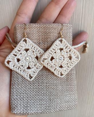 orecchini  all'uncinetto quadrati beige