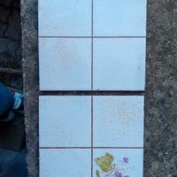 piastrelle quadrate bianche