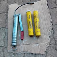 siringa usata per ingrassaggio 