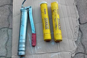 siringa usata per ingrassaggio 