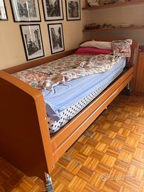 Letto elettrico per anziani degenti o infermi