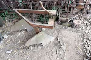 Aratri e paletta per trattore