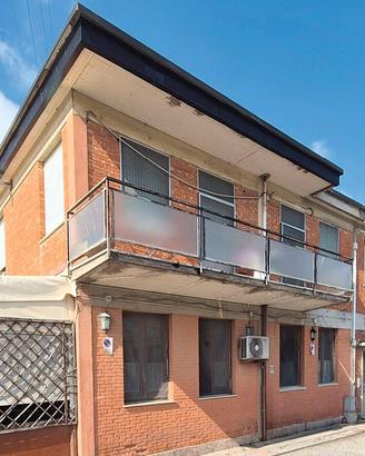Bilocale con balcone al primo piano