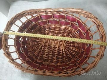 Cesta in paglia per regali natalizi