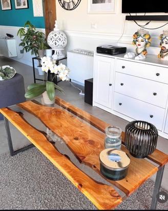 Tavolo in legno e resina