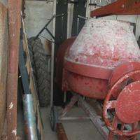 Macchina per impastare la malta cc. 330 volt 220