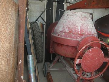 Macchina per impastare la malta cc. 330 volt 220