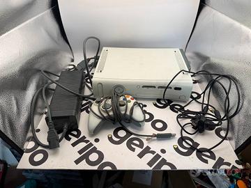 xbox 360 console bianca con cavi e controller 