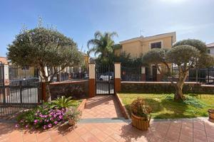 Villa di 200 m² con più di 5 locali e box auto a S