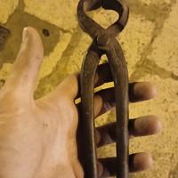 antica tenaglia in ferro battuto a mano
