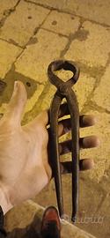 antica tenaglia in ferro battuto a mano