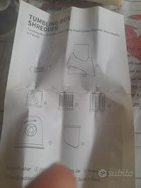 Tritatutto multifunzione e contenitori di plastica