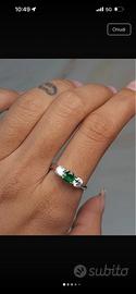 Anello con diamanti da laboratorio
