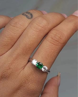 Anello con diamanti da laboratorio