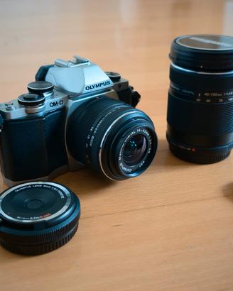 Olympus OM-D E-M10 mk i + lenti e batterie