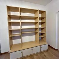 Libreria moderna con ante bianche