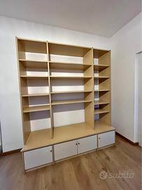 Libreria moderna con ante bianche