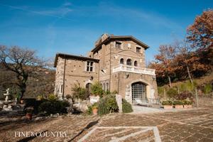 Rustico / Casale di 600 m² con più di 5 locali a S
