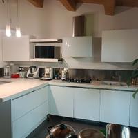 Cucina bianca laccata con penisola 