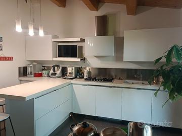 Cucina bianca laccata con penisola 