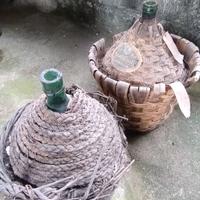 Vecchie damigiane con collo normale e sbeccato