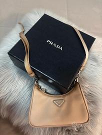 Mini borsa Prada Re-Edition Nano in nylon