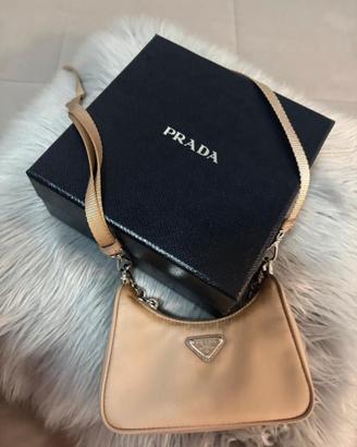 Mini borsa Prada Re-Edition Nano in nylon