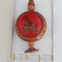 fiaschetta in legno con i colori e simboli Albania