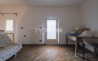 APPARTAMENTO CON INGRESSO INDIPENDENTE SU DUE LIVE