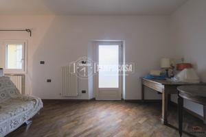 APPARTAMENTO CON INGRESSO INDIPENDENTE SU DUE LIVE