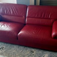 divano in pelle spessorata di colore rosso