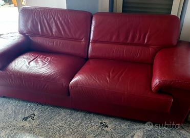 divano in pelle spessorata di colore rosso