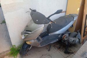 Scooter Aprilia Leonardo 150cc.