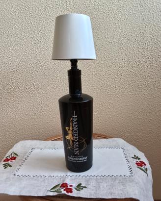 bottiglia con foro per lampada.
