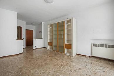 Appartamento di 100 m² con 3 locali e posto auto a