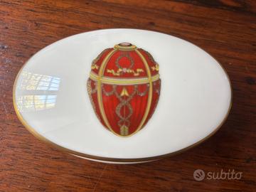 Scatolina Fabergé in porcellana finemente decorata