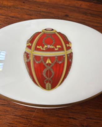 Scatolina Fabergé in porcellana finemente decorata
