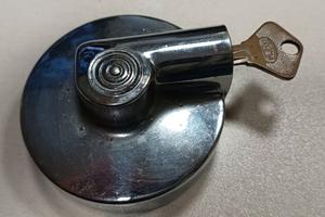 Tappo serbatoio carburante Fiat d'epoca.