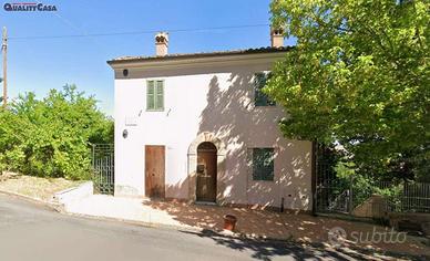 CASA A SCHIERA NEL CENTRO STORICO DI MONTE ROBERTO