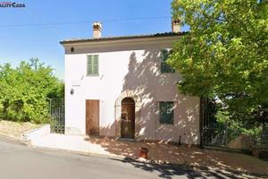 CASA A SCHIERA NEL CENTRO STORICO DI MONTE ROBERTO