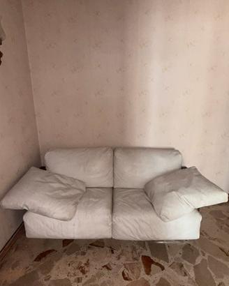 Divano design in pelle bianca