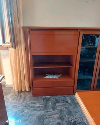 soggiorno legno con vetrina