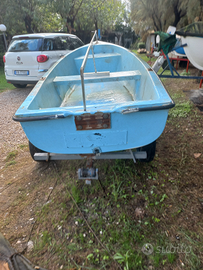 Barca a motore compresa di carrello