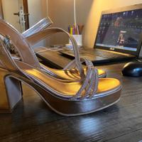 SCARPE DORATE CON BRILLANTINI E COLORE BEIGE