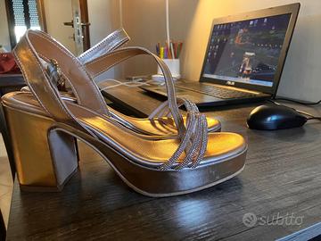 SCARPE DORATE CON BRILLANTINI E COLORE BEIGE