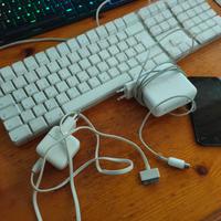 Tastiera Mac vintage con accessori 