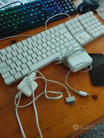 Tastiera Mac vintage con accessori 