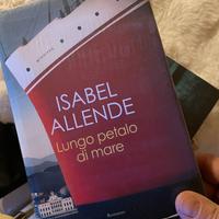 Libro "Lungo petalo di mare" di Isabel Allende