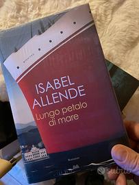 Libro "Lungo petalo di mare" di Isabel Allende